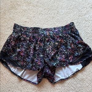 Lululemon Floral Spray/Multi Hotty Hot Low-Rise Short 2.5”